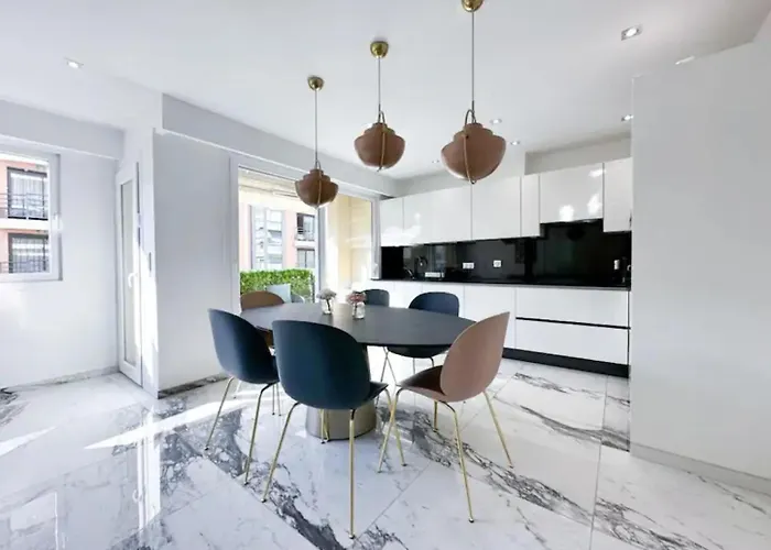Modern 3 Bedroom Flat With Balcony