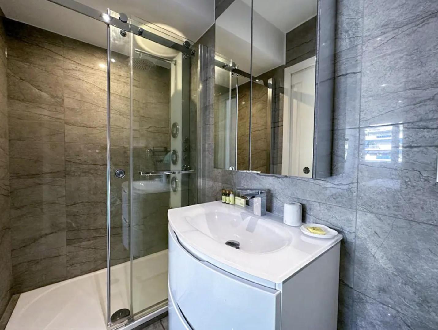 Appartement Modern 3 Bedroom Flat With Balcony *